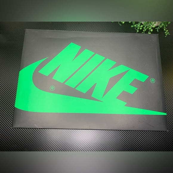 AIR JORDAN 1 RETRO HIGH OG - LUCKY GREEN🆕 - Picture 2 of 5